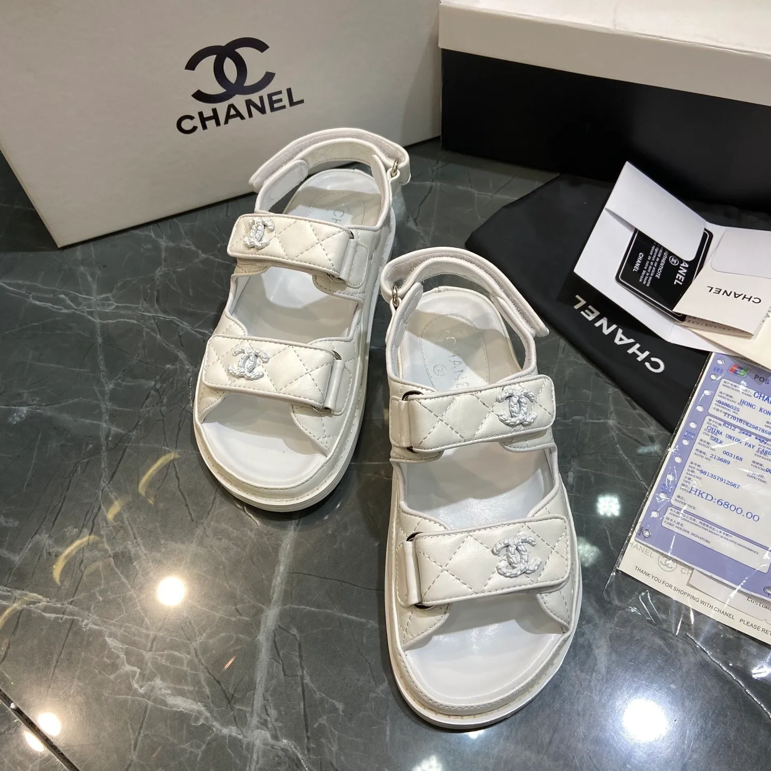 👟👟Ex-factory price 480👟👟 𝑐ℎ𝒶𝓃𝓮𝓁 ❷⓿❷2The latest new season of Velcro sandals in early spring ————————————❤ European purchasing agent & the latest fashion version of Grandma’s Home🔛 Small fragrant sandals that exude lasting charm~The original version was developed to support any comparison in the market🆚The so-called smooth and natural lines restore the original look. Many celebrities have recommended it. It is one of the must-have items for the beginning of spring. It is super comfortable on the feet. 35-40 (41 can be customized